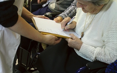 Na akcie erekcyjnym swoje podpisy złożyli również pensjonariusze zakładu