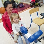 Babcia z wnuczką przyjechały z Ostródy na ćwiczenia rehabilitacyjne