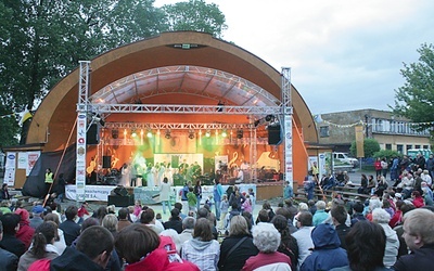 Festiwal odbywa się w amfiteatrze parafii św. Jacka w Gliwcach-Sośnicy