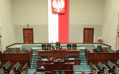 Radca prawny: Krzyż ma prawo wisieć w Sejmie