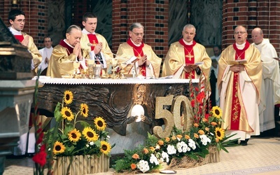 Bp Gerard Kusz i pozostali jubilaci, arcybiskupi, biskupi i około stu księży odprawiło  Mszę św.  w gliwickiej katedrze