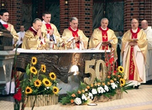 Bp Gerard Kusz i pozostali jubilaci, arcybiskupi, biskupi i około stu księży odprawiło  Mszę św.  w gliwickiej katedrze