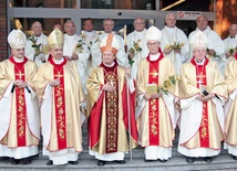 Wspólne zdjęcie z obecnymi na uroczystości biskupami (od lewej bp Andrzej Czaja, bp Marek Mendyk, bp Jan Kopiec,  bp Gerard Kusz, abp Alfons Nossol, abp Stanisław Nowak,  bp Jan Wieczorek) oraz kolegami kursowymi również obchodzącymi złoty jubileusz kapłaństwa