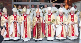 Wspólne zdjęcie z obecnymi na uroczystości biskupami (od lewej bp Andrzej Czaja, bp Marek Mendyk, bp Jan Kopiec,  bp Gerard Kusz, abp Alfons Nossol, abp Stanisław Nowak,  bp Jan Wieczorek) oraz kolegami kursowymi również obchodzącymi złoty jubileusz kapłaństwa