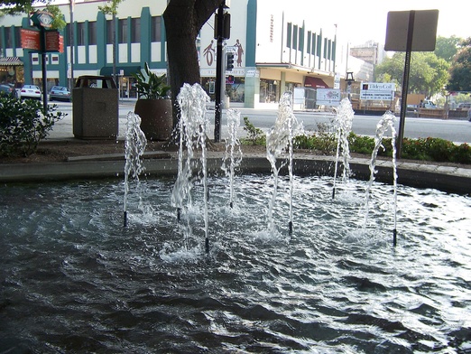 Sanepid: Nie kąpać się w fontannach