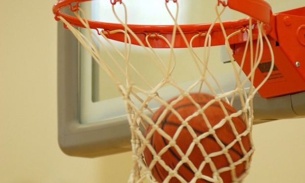 Polski sędzia koszykarski potrenuje z kolegami z NBA