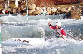  Pau, Francja. Występ w Pucharze Świata i zdobyty tam srebrny medal dał Grzegorzowi Kiljankowi prawo startu w slalomie kanadyjek jedynek 