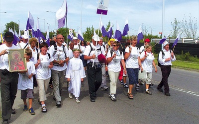 Grupa biało- -fioletowa jest starsza niż sama Gdańska Pielgrzymka. Rozpoczynała swoje pielgrzymo-wanie pod przewodnic-twem ks. Bernarda Zielińskiego już w 1979 roku, w ramach Pielgrzymki Warszawskiej