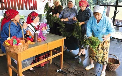  Na scenie oprócz zespołów muzycznych prezentują się także grupy obrzędowe. W tym roku „Łaguszowianki” pokazywały,  jak ozdabiało się przydrożne krzyże i figury