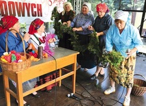  Na scenie oprócz zespołów muzycznych prezentują się także grupy obrzędowe. W tym roku „Łaguszowianki” pokazywały,  jak ozdabiało się przydrożne krzyże i figury