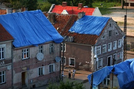 Te burze odbierają dach nad głową