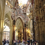 Za prezbiterium znajduje się podwójne obejście