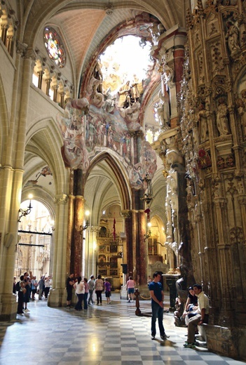 Za prezbiterium znajduje się podwójne obejście