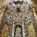 Ażurowa rzeźba barokowa zwana Transparente, której głównym tematem jest apoteoza Najświętszego Sakramentu. Ważną rolę w rzeźbie spełnia światło słoneczne, co widać na zdjęciu z lewej strony.