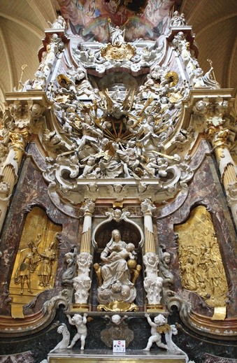Ażurowa rzeźba barokowa zwana Transparente, której głównym tematem jest apoteoza Najświętszego Sakramentu. Ważną rolę w rzeźbie spełnia światło słoneczne, co widać na zdjęciu z lewej strony.