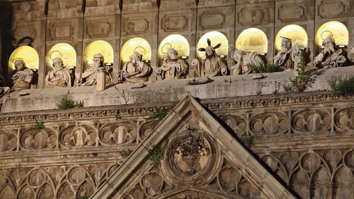 Nad gotyckim portalem głównym w XVIII w. wyrzeźbiono Ostatnią Wieczerzę