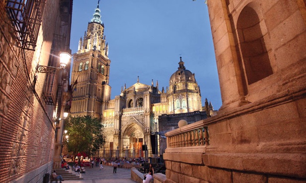 Katedra w Toledo jest wpleciona w zabytkową zabudowę miasta. Z lewej widać pałac prymasowski, z prawej ratusz
