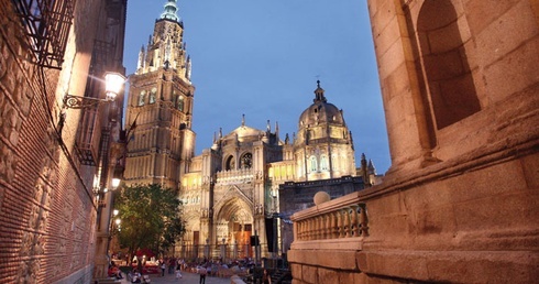 Katedra w Toledo jest wpleciona w zabytkową zabudowę miasta. Z lewej widać pałac prymasowski, z prawej ratusz