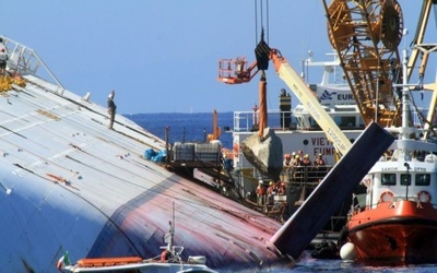 Z Costa Concordia usunięto skałę