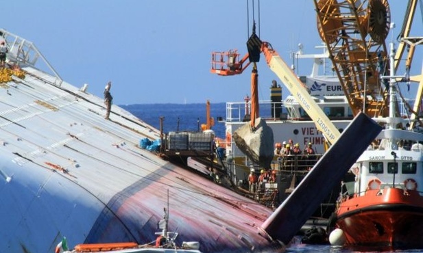 Z Costa Concordia usunięto skałę