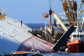 Z Costa Concordia usunięto skałę