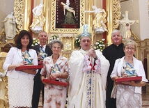  Laureaci nagrody „Pro laborem ad Dei Gloriam” z bp. Piotrem Gregerem i proboszczem ks. Stanisławem Morawą