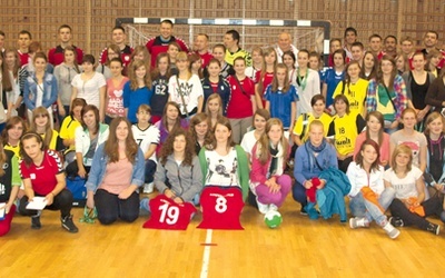  Młode piłkarki spotkały się w Szczyrku z reprezentacją Polski w piłce ręcznej mężczyzn