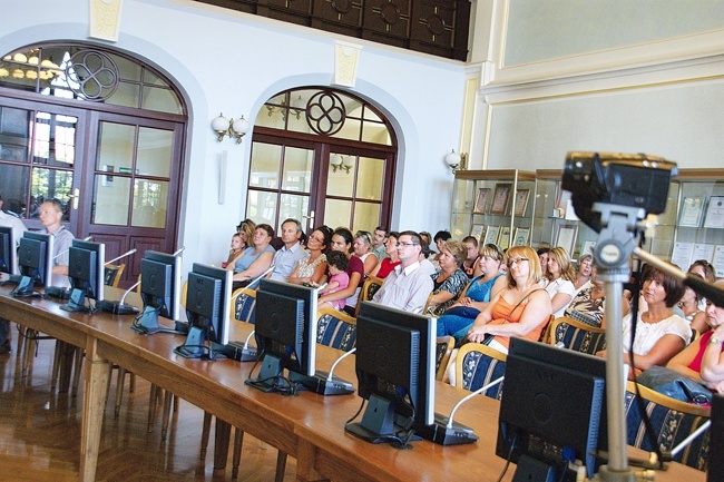  Rodziny, osoby niepełnosprawne i przedstawiciele placówek edukacyjnych uczestniczyli w inauguracji programu, gwarantującego darmowy dostęp do internetu