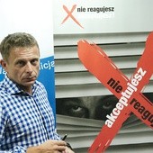 Kierowca rajdowy Leszek Kuzaj wsparł akcję śląskiej policji „Nie reagujesz – akceptujesz!”
