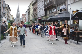 Polonez, napisany przez Wojciecha Kilara do filmu „Pan Tadeusz”, rozbrzmiewał  14 lipca  na ul. Mariackiej