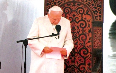  Na uratowanym od zniszczenia tronie zasiadł 15 lat temu Jan Paweł II w czasie wizyty we Wrocławiu