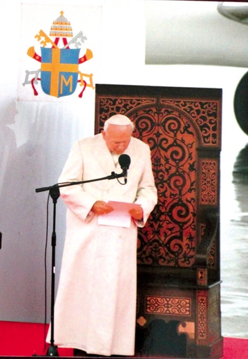  Na uratowanym od zniszczenia tronie zasiadł 15 lat temu Jan Paweł II w czasie wizyty we Wrocławiu