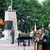 – Polecamy Bożemu miłosierdziu tych, którzy zabrani z tego miejsca, zginęli w obozach – mówił bp Henryk Tomasik w modlitwie podczas poświecenia odnowionego pomnika ku czci ofiar Oświęcimia. Obok proboszcz parafii w Garbatce-Letnisku ks. kan. Augustyn Rymarczyk 