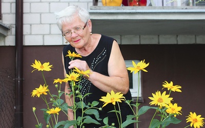 Krystyna Tarnowska w tym roku wygrała konkurs na najładniejszy ogródek przed budynkiem wielorodzinnym