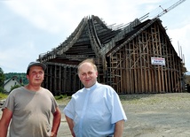 Na co dzień placu doglądają ks. Kazimierz i majster Antoni Klag