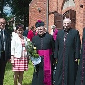 Na uroczystościach pojawili się dawni parafianie, obecny był też pierwszy powojenny proboszcz, ks. Władysław Boksa