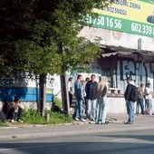 W Piasecznie na rogu ul. Dworcowej i Jana Pawła II od poniedziałku do soboty można spotkać czekających na pracę Ukraińców  