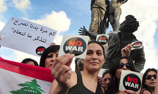 Konflikty  w sąsiedniej Syrii oraz innych krajach ogarniętych arabską rewolucją rodzą niepokoje także w Libanie. Wojna wisi tu na włosku. Na zdjęciu antywojenna demonstracja w Bejrucie  w maju br.