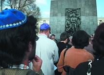 Na "Szlaku pomników getta warszawskiego"