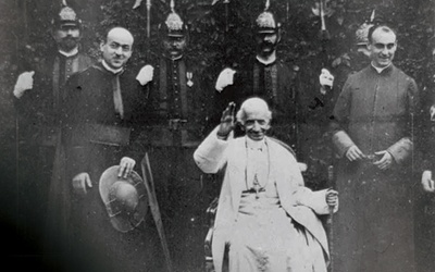 Leon XIII był pierwszym sfilmowanym papieżem. Film nakręcił w 1896 r. Vittorio Calcina  – operator studia braci Lumiére. Na zdjęciu kadr z tego filmu