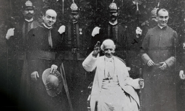 Leon XIII był pierwszym sfilmowanym papieżem. Film nakręcił w 1896 r. Vittorio Calcina  – operator studia braci Lumiére. Na zdjęciu kadr z tego filmu
