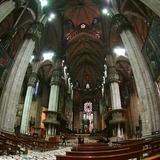  Wchodzący do katedry zawieszają wzrok na czerwonym punkcie: na wysokości 50 metrów nad posadzką nawy głównej wisi relikwiarz ze Świętym Gwoździem. Gwóźdź, którym przybito Chrystusa do krzyża, ma prawie 20 cm długości  i około 4 cm szerokości. 