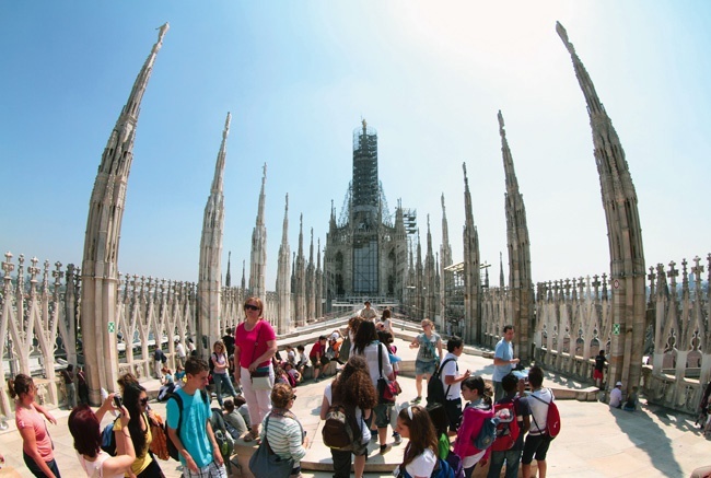  Na dach mediolańskiego Duomo prowadzi kilkaset stromych schodów. Stąd rozciąga się widok na Lombardię i Dolomity 