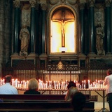 Przed krzyżem, który nosił w procesji błagalnej o uwolnienie miasta od zarazy ospy, trwa cicha modlitwa  