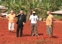 Tu na razie  jest puste pole,  tak zapewne ks. Mirosław Bujak (z prawej) mówi bp. Janowi Ozdze, ordynariuszowi diecezji Doumé Abong-Mbang 