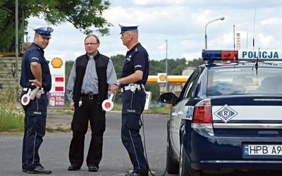  Mieszane patrole policjantów i księży zdobyły już w Polsce niemałą popularność, choć korzyści płynące z tych akcji są od lat podawane w wątpliwość 