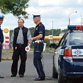  Mieszane patrole policjantów i księży zdobyły już w Polsce niemałą popularność, choć korzyści płynące z tych akcji są od lat podawane w wątpliwość 
