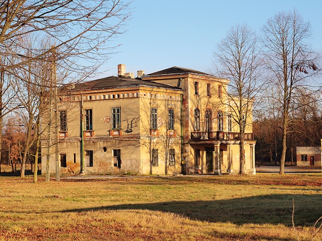 Opuszczony pałac Donners- marcków w Kaletach- -Zielonej 