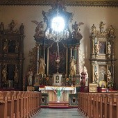 Ołtarze boczne poświęcone są Matce Bożej (po prawej) oraz św. Józefowi 