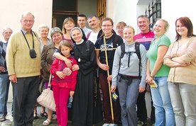 Pożegnanie przed domem prowincjalnym we Wrocławiu. Na zdjęciu: s. Assumpta Capar, za nią Halina i Jacek Stroynowscy, po jej lewej stronie: Anna Dziurun i Marlena Jędrzejek